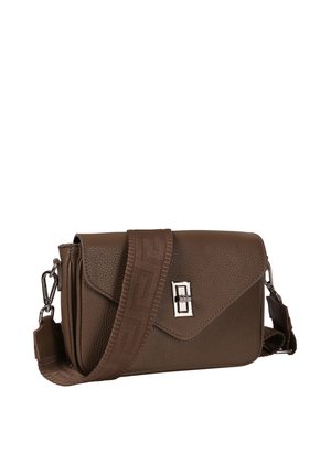 Bruine getextureerde leren crossbodytas met verstelbare brede riem en zilverkleurige rechthoekige draaivergrendeling op de voorflap.