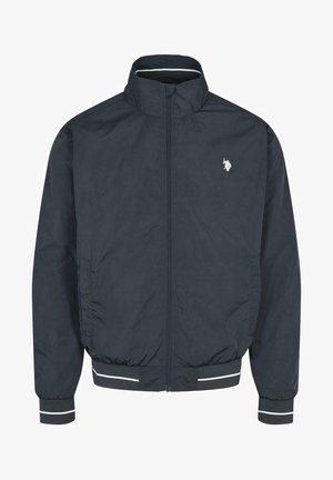 Tumesinine pommitaja jakk, millel on luku sulgemine, seisev krae, elastsed mansetid ja alläär, millel on rinnal valge logo ja triibulised aktsendid.