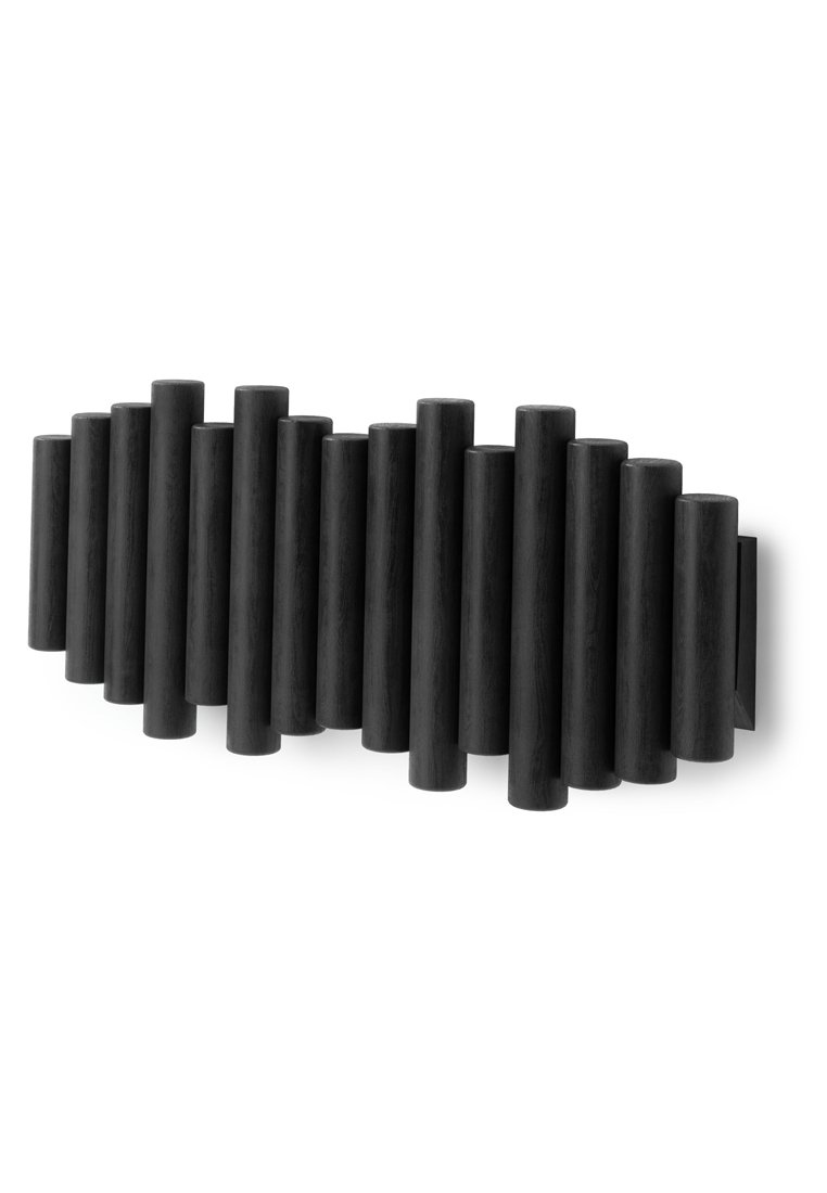 Elemento decorativo da parete realizzato con segmenti cilindrici di legno nero disposti a diverse altezze, creando un motivo a onda.