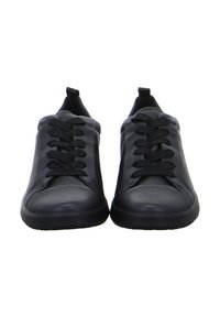 Para czarnych skórzanych sneakersów sznurowanych od przodu na białym tle.