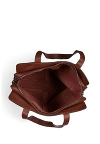 Borsa a tote in pelle marrone con un esterno textured e un interno liscio. Presenta una chiusura con zip, manici doppi e un ampio scomparto non foderato.