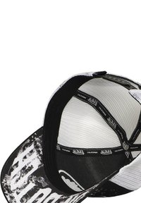 Gorra trucker de malla en blanco y negro con ajuste de snapback, que presenta un visera desgastada y el logo "Von Dutch California" en el interior.