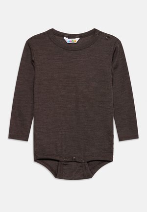 Body pour bébé à manches longues marron foncé avec boutons-pression à l'épaule et à l'entrejambe, fabriqué en tissu tricoté doux.