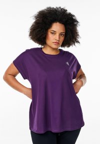 Violet trumpas rankovė t-shirt, pagamintas iš lygaus audinio, su apvaliu kaklu ir mažai logotipo kairiajame krūtinės kampe.