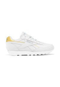 Las zapatillas Reebok presentan un diseño superior de cuero blanco con acentos en amarillo y azul, un diseño con cordones y una suela blanca texturizada.