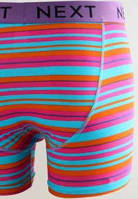 Boxer shorts pour hommes avec une ceinture violette, ornés de rayures horizontales bleues, orange et roses. Matière en coton doux, ouverture de jambe ronde.