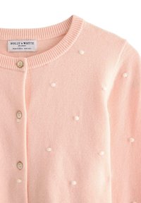Cardigan lavorato a maglia rosa chiaro con scollo rotondo, chiusura a bottoni tradizionale e tessuto testurizzato con piccoli accenti circolari in rilievo.