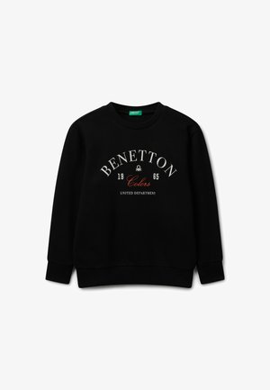 Schwarzer Rundhalsausschnitt-Sweatshirt mit dem Aufdruck "Benetton 1965 Colors United Department" auf der Vorderseite in weißer und orangener Schrift.