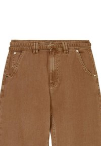 Pantaloni in denim marrone con taglio dritto, dotati di vita con passanti per cintura, tasche frontali e dettagli in metallo.