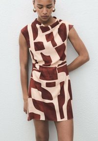 Rochie cu mânecă scurtă, cu un model abstract geometric în roșu și bej, având o decupare înaltă și o siluetă ajustată.