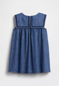 Hihaton sininen farkkumekko, jossa leveä neliönmuotoinen merimieskaulus ja tumma reunus yksityiskohtana takana, roikkuu valkoista taustaa vasten.