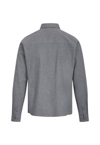 Grå langermet skjorte med knapper, laget av teksturert stoff, har en standard krage, bakstykke og knappeermer. Ingen synlige mønstre.