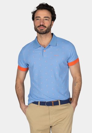 Lichtblauwe polo met oranje accenten, met een gestructureerd patroon. Korte mouwen en een kraag maken het ontwerp compleet.