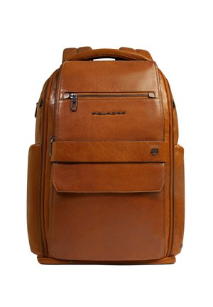 Sac à dos en cuir marron avec plusieurs compartiments zippés, poche avant à rabat, bretelles rembourrées et une poignée sur le dessus.