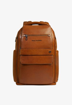 Brauner Leder-Rucksack mit mehreren Reißverschlussfächern, Fronttasche mit Klappe, gepolsterten Schulterriemen und einem oberen Tragegriff.