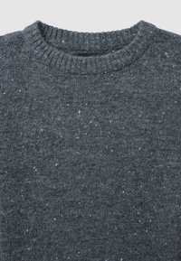 Maglione grigio a maglia con scollatura rotonda e colletto a costine. Presenta un motivo testurizzato con piccole macchie di blu chiaro e bianco sparsi.