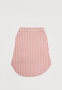 Κόκκινη και λευκή φούστα με κάθετες ρίγες και στρογγυλεμένο τελείωμα, απλωμένη επίπεδη σε λευκό φόντο.