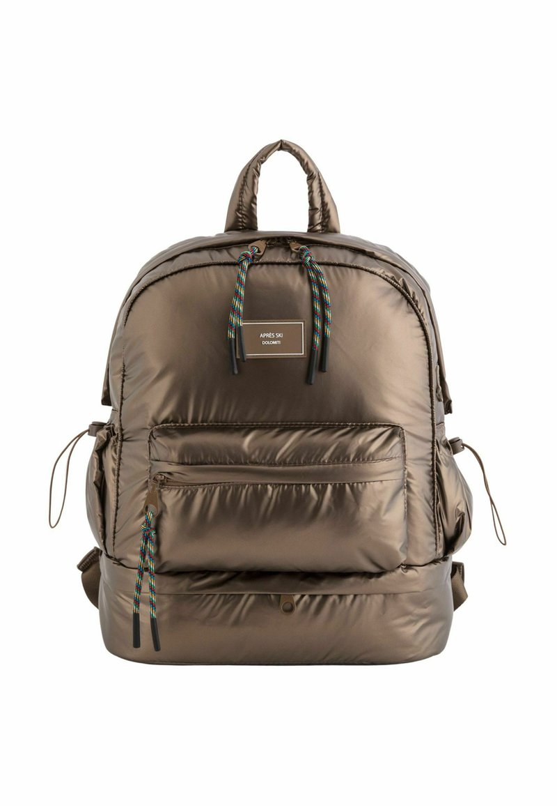 Sac à dos rembourré de couleur bronze avec une poche frontale zippée, des poignées en tissu doubles, des bretelles ajustables et des accents de cordon colorés.