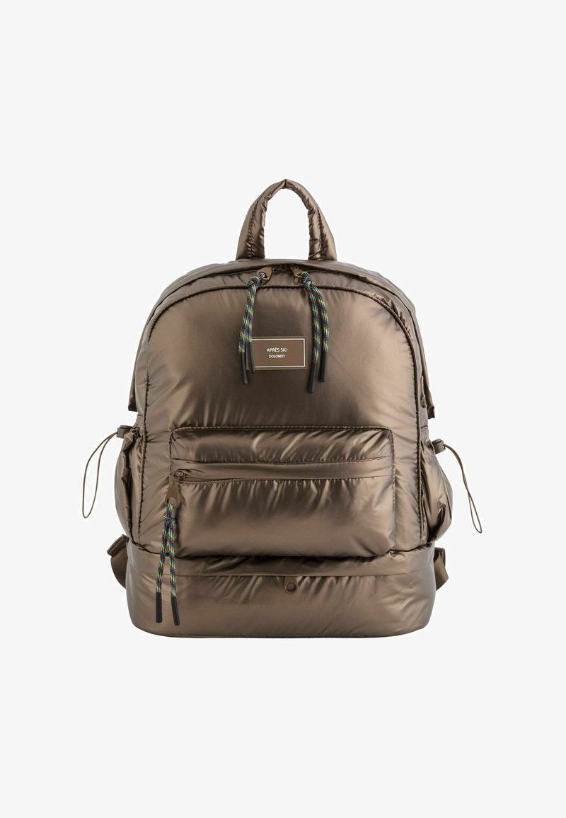 Sac à dos rembourré de couleur bronze avec une poche frontale zippée, des poignées en tissu doubles, des bretelles ajustables et des accents de cordon colorés.