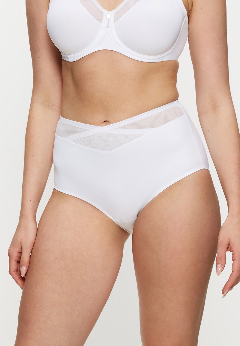 Ropa interior blanca de talle alto con una tela lisa, que presenta un panel de malla translúcida a lo largo de la cinturilla. Diseño sencillo y sin costuras, sin detalles visibles.