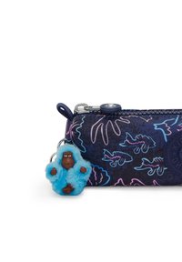 Astuccio a righe blu con sfondo blu navy, decorato con disegni di giungla e pesci, e un portachiavi in peluche blu attaccato.