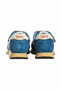 Sneaker blu scamosciato con suola beige a contrasto. Presenta "1968" ricamato in rosso sul tallone e un design superiore texture.