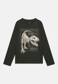 Langärmliges, dunkelgrünes T-Shirt mit einem T. rex-Skelett-Graphic in Beige und passendem Text, mit geripptem Rundhalsausschnitt und geradem Saum.