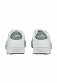 Sneaker bianche con punta arrotondata, tassello sul tallone grigio testurizzato e suola in gomma. Presenta un logo impresso sul tallone e sulla linguetta.