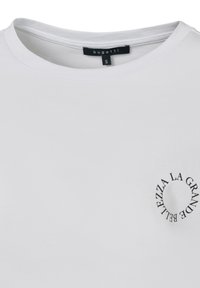 Weißes Baumwoll-T-Shirt mit rundem Ausschnitt und einem schwarzen, kreisförmigen grafischen Textdesign auf der Vorderseite. Etikett liest "bugatti", Größe S.