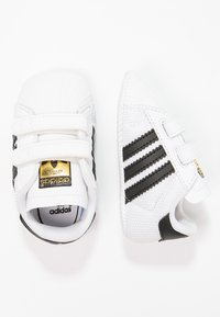 adidas Originals SUPERSTAR CRIB UNISEX - Pirmieji vaiko batukai - white/core black