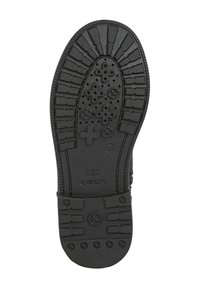 Suela de zapato de goma negra con un diseño de banda de rodadura que presenta agujeros circulares y en forma de cruz para la transpirabilidad. Incluye la marca "GEOX".