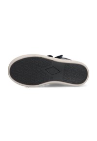 Zwarte rubberen sneakerzool met een gestructureerd profiel en een witte tussenzool. Kenmerken omvatten een ruitvormig logo en maatmarkering.