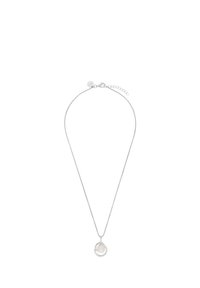 Collar de plata con una cadena delgada, que presenta un colgante redondo con un borde texturizado y una piedra central. Cierre ajustable con cadena.