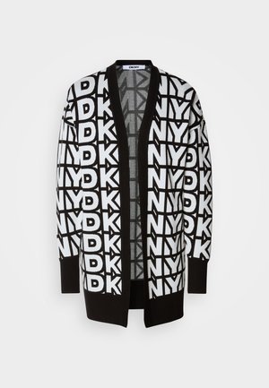 Črno-bela kardigan s ponavljajočim se napisom "DKNY", odprt spredaj, z ribanim manšetami in ravnim krojem ter mehkobno teksturo.