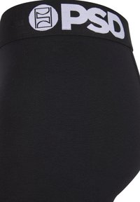 Zwarte tailleband van stoffen ondergoed met witte "PSD" tekst en logo op een effen witte achtergrond.