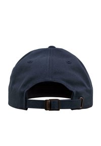 Sötét navy színű baseball sapka, ívelt karimával, hátul állítható pánttal és diszkrét varrási részletekkel.