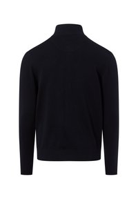 Zwarte gebreide trui met een hoge kraag en lange mouwen. Heeft een aansluitende tailleband en manchetten, een zachte textuur en geen zichtbare patronen.