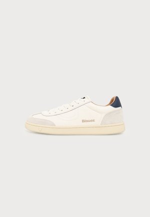 Baskets basses blanches avec semelle beige, accents en suède gris, détail bleu marine au talon et logo Blauer sur le côté, présentées sur fond uni.