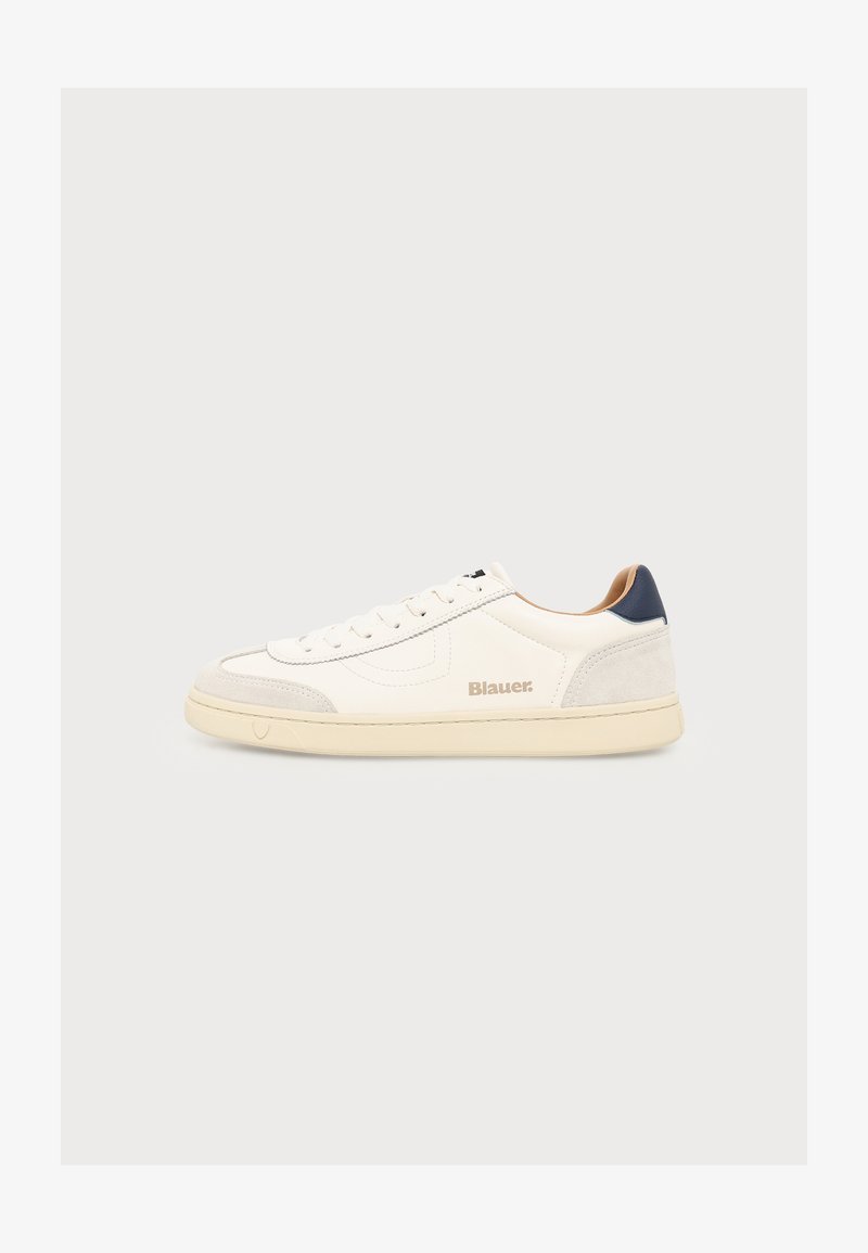 Λευκό sneaker χαμηλού προφίλ με μπεζ σόλα, γκρι σουέτ λεπτομέρειες, ναυτικί μπλε λεπτομέρεια στη φτέρνα και λογότυπο Blauer στο πλάι, σε απλό φόντο.