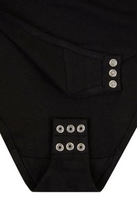 Černý bavlněný body s patentkami. Obsahuje kovové patentky na jedné straně a pět ok na druhé straně pro nastavitelné uchycení. Hladká textura.