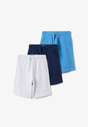 Drei Paar Baumwollshorts mit Kordelzug in Weiß, Dunkelblau und Hellblau, übereinander auf weißem Hintergrund angeordnet.