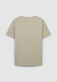 T-shirt beige a maniche corte con scollatura rotonda, realizzato in morbido cotone. Design semplice senza motivi o accenti visibili.