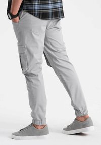 Ombre JOGGERS  - Cargobyxor - grey