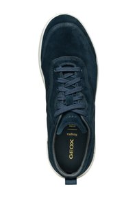 Deportivas de ante azul marino con punta redondeada, cierre de cordones y suela de goma blanca en contraste. Marca visible en la planta y el talón.