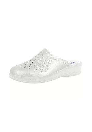 Zoccolo bianco slip-on con tomaia traforata e tacco basso, progettato per comfort e traspirabilità.