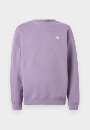 Sweat-shirt lavande à col rond avec manches longues et petit logo blanc New Balance sur le haut à gauche de la poitrine.