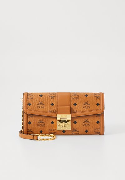 Sac à main en cuir marron avec motif en relief, quincaillerie dorée, chaîne en bandoulière et forme rectangulaire. Dispose d'un rabat à l'avant avec fermeture à fermoir.