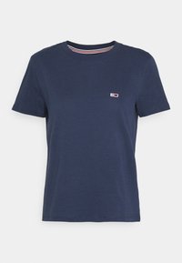 Camiseta de algodón azul marino de manga corta con cuello redondo y pequeño logo rectangular en rojo, blanco y azul marino en el pecho.