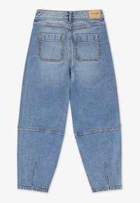 Pantalones de mezclilla azul claro con diseño de tiro medio, dos bolsillos traseros y un corte recortado con costuras visibles.