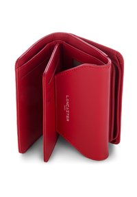 Portefeuille en cuir rouge avec plusieurs emplacements pour cartes, compartiment zippé et logo en relief "Lancaster Paris". Texture lisse, design épuré.